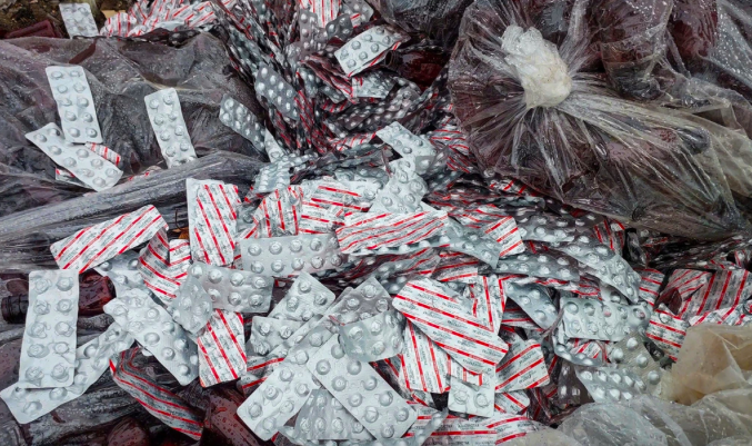 Lượng lớn vỉ thuốc được phát hiện tại bãi đất trống vào ngày 10/6 (Ảnh: Hoài Sơn). Lượng lớn vỉ thuốc được phát hiện tại bãi đất trống vào ngày 10/6 (Ảnh: Hoài Sơn).