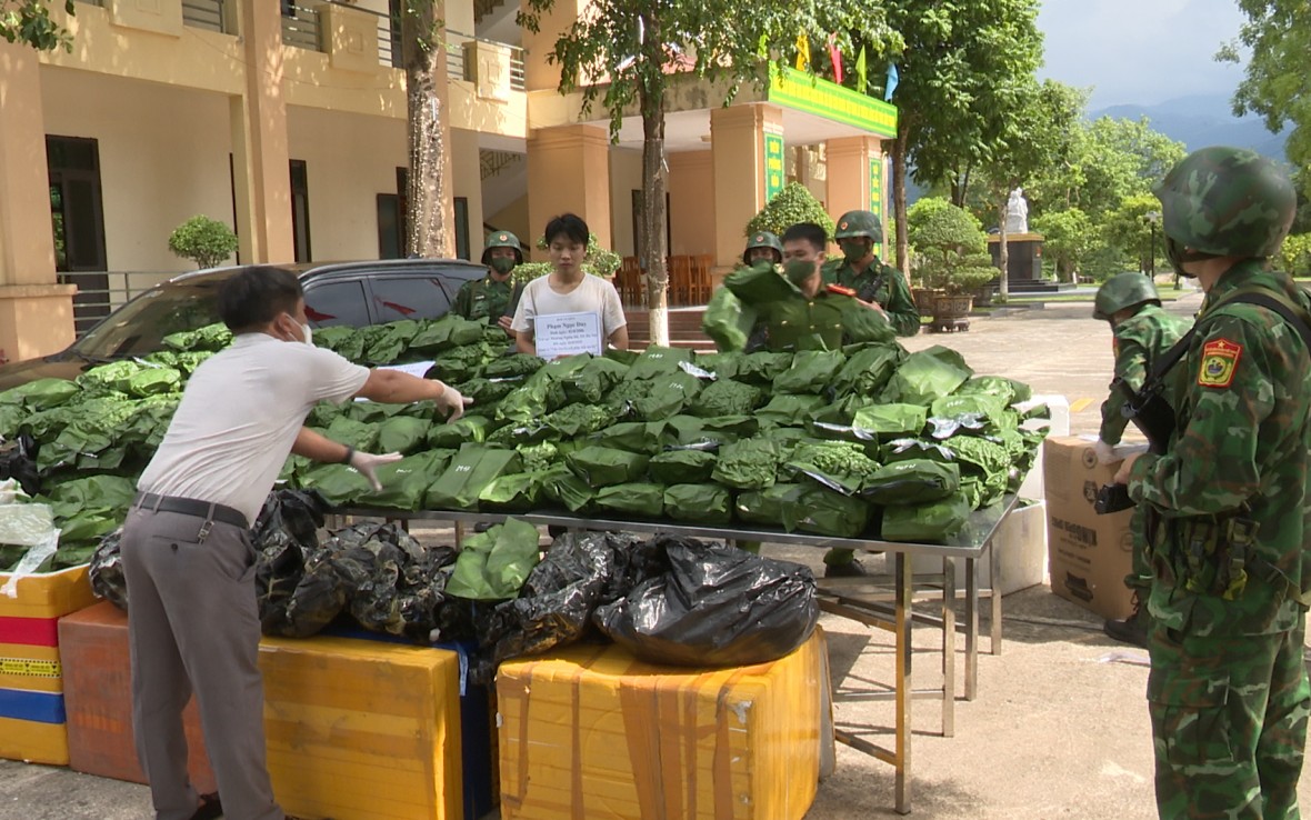 Lực lượng chức năng bắt giữ đối tượng Phạm Ngọc Duy cùng tang vật - Ảnh BĐBP Hà Tĩnh