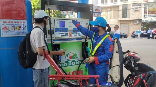 Một số cửa hàng bắt đầu bán thí điểm xăng E10
