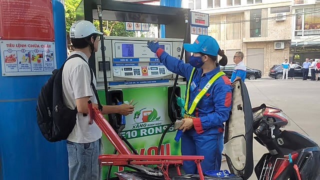 Một số cửa hàng bắt đầu bán thí điểm xăng E10