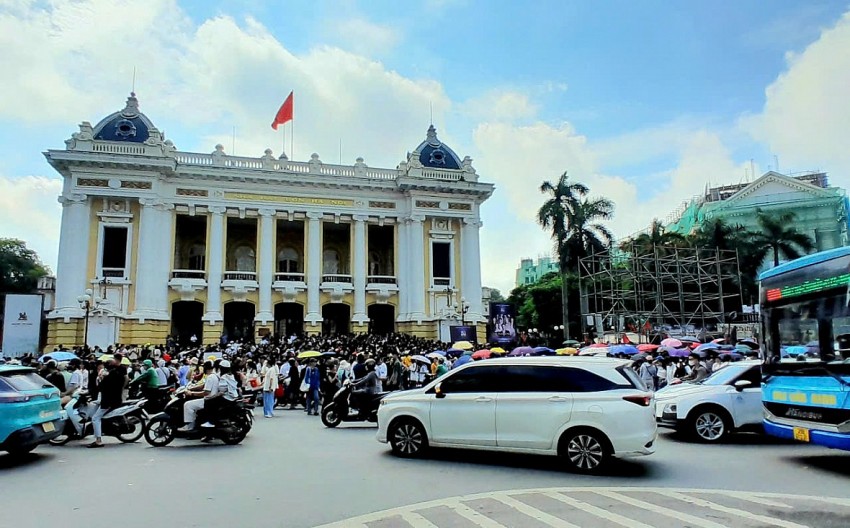 Đường phố Hà Nội rực rỡ cờ hoa chào mừng Quốc khánh 2/9