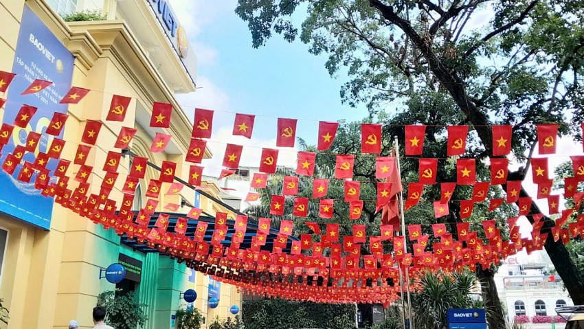 Đường phố Hà Nội rực rỡ cờ hoa chào mừng Quốc khánh 2/9