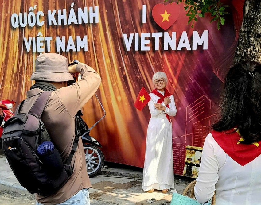 Đường phố Hà Nội rực rỡ cờ hoa chào mừng Quốc khánh 2/9