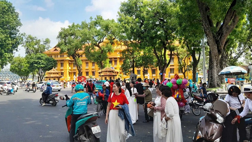 Đường phố Hà Nội rực rỡ cờ hoa chào mừng Quốc khánh 2/9