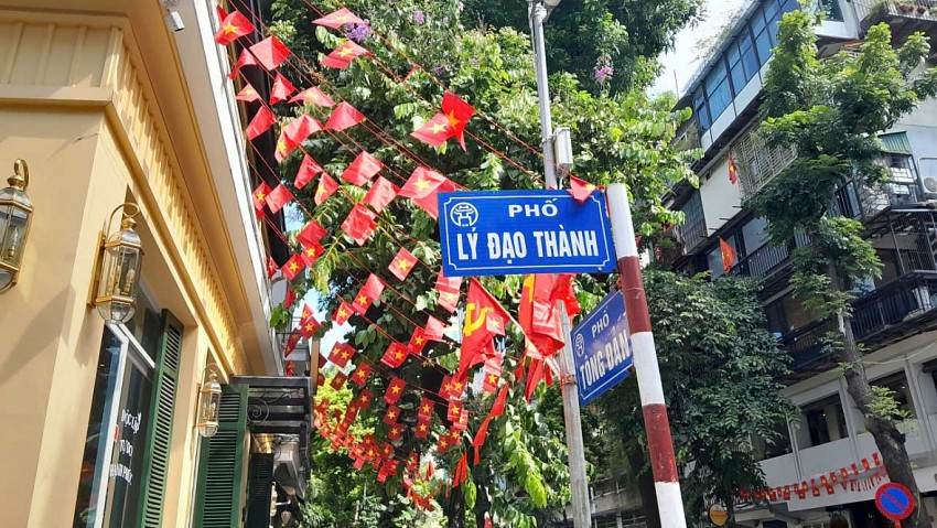Đường phố Hà Nội rực rỡ cờ hoa chào mừng Quốc khánh 2/9