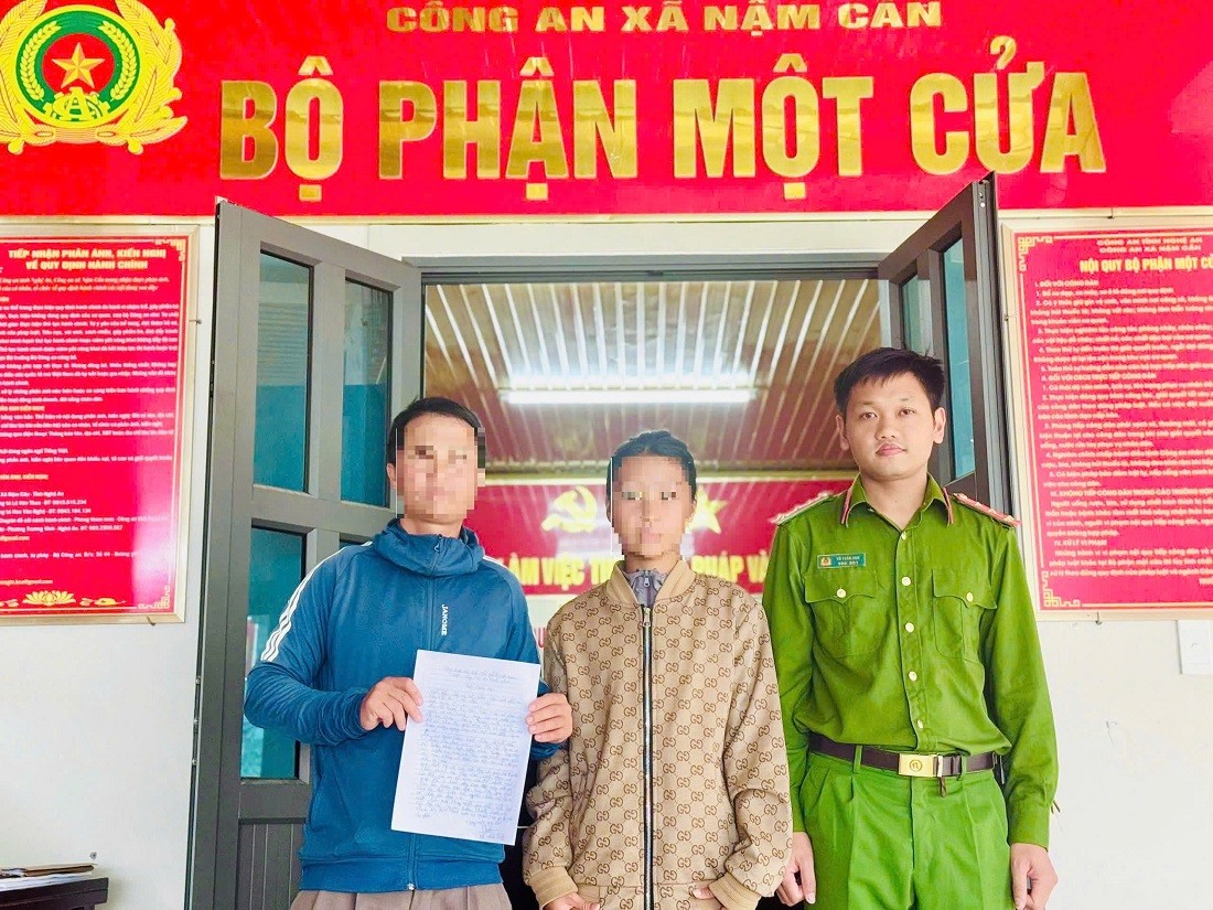 Công an xã Nậm Cắn bàn giao cháu H. về với gia đình - Ảnh Công an Nghệ An.