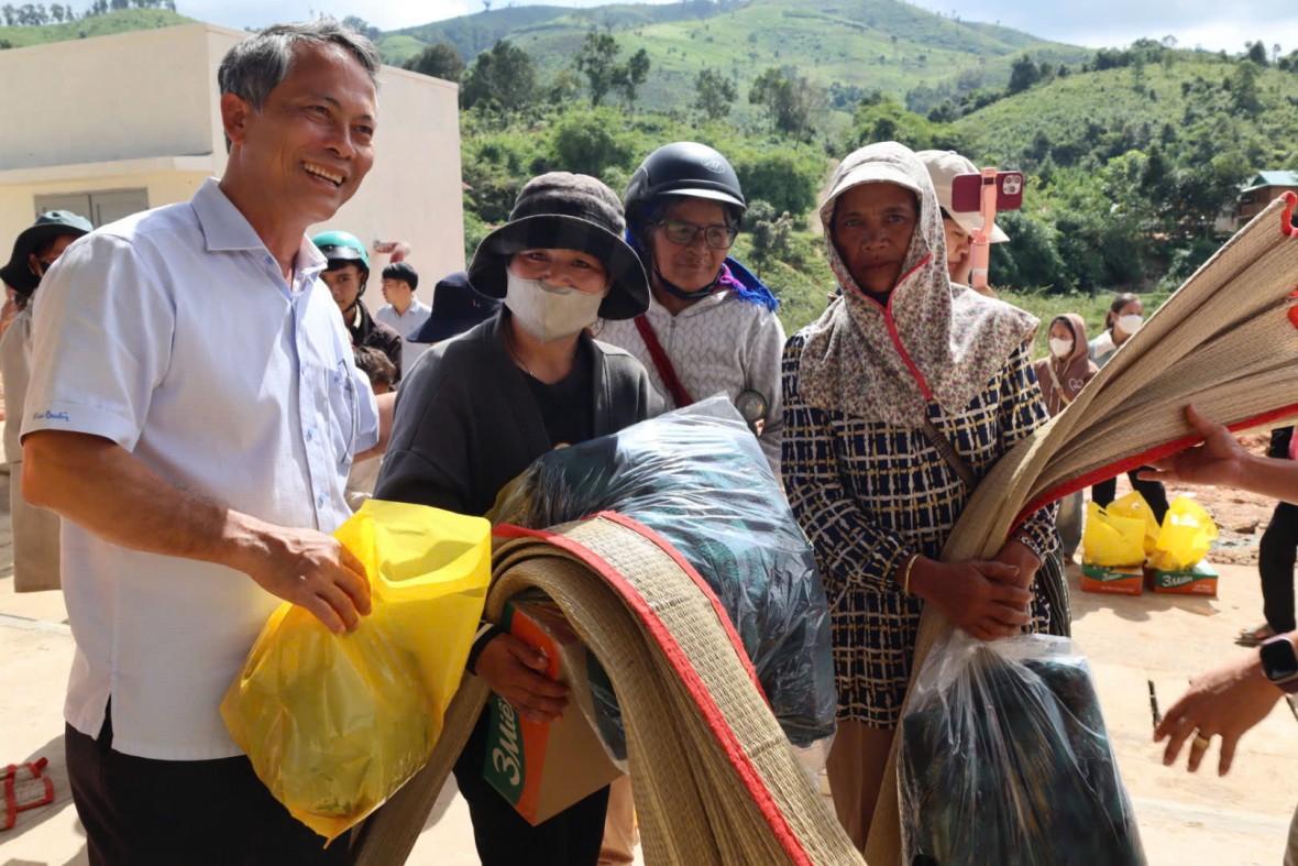 Người dân xã Tu Mơ Rông được mua hàng miễn phí từ phiên chợ 0 đồng