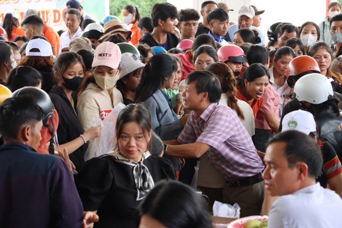 Người dân xã Tu Mơ Rông được mua hàng miễn phí từ phiên chợ 0 đồng