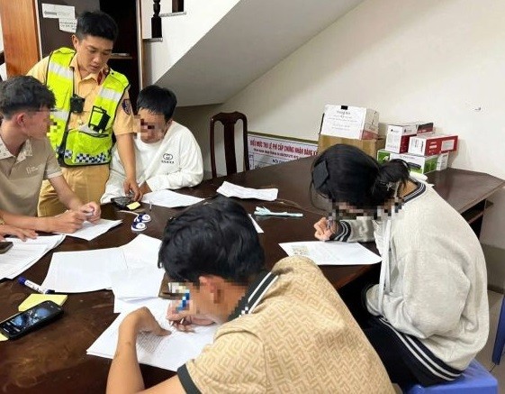 TP HCM: Ngăn chặn 24 thanh thiếu niên tụ tập đua xe trái phép