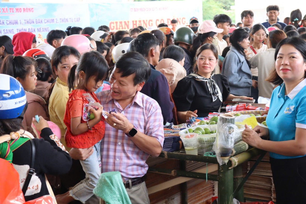 Người dân xã Tu Mơ Rông được mua hàng miễn phí từ phiên chợ 0 đồng