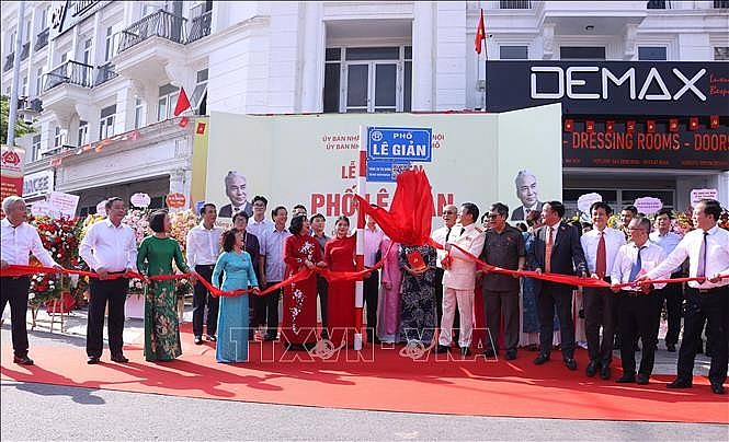 Các đại biểu thực hiện nghi thức gắn biển tuyến phố Bạch Thành Phong