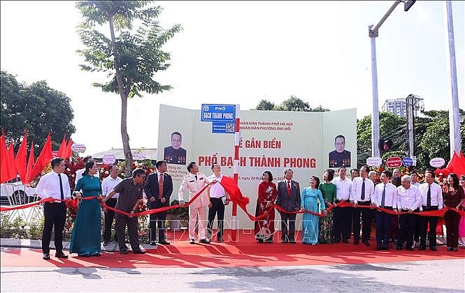 Các đại biểu thực hiện nghi thức gắn biển tuyến phố