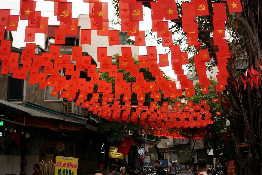 Không khí mừng Quốc khánh 2/9 lan tỏa khắp phố phường Hà Nội Không khí mừng Quốc khánh 2/9 lan tỏa khắp phố phường Hà Nội