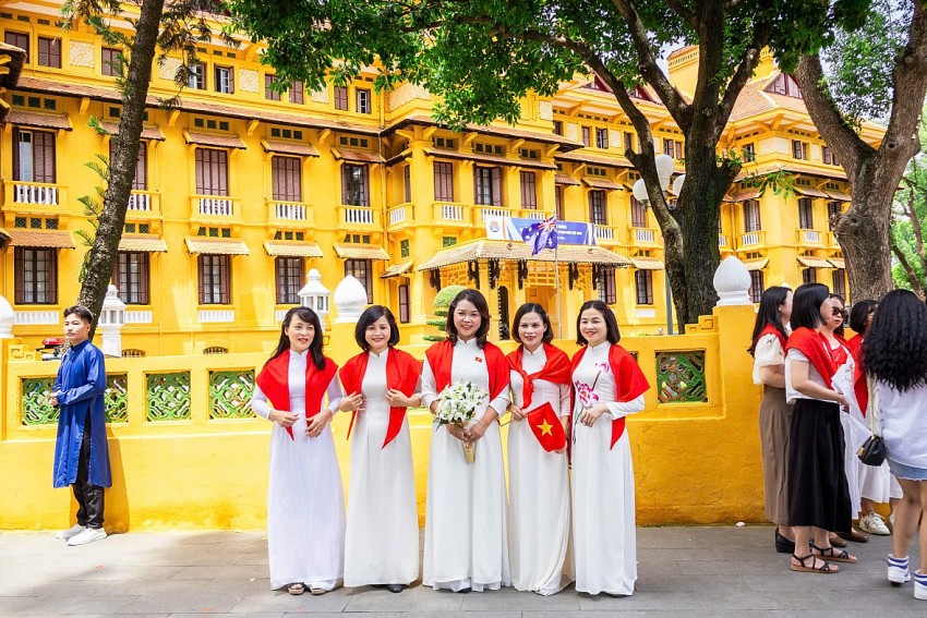 Không khí mừng Quốc khánh 2/9 lan tỏa khắp phố phường Hà Nội Không khí mừng Quốc khánh 2/9 lan tỏa khắp phố phường Hà Nội