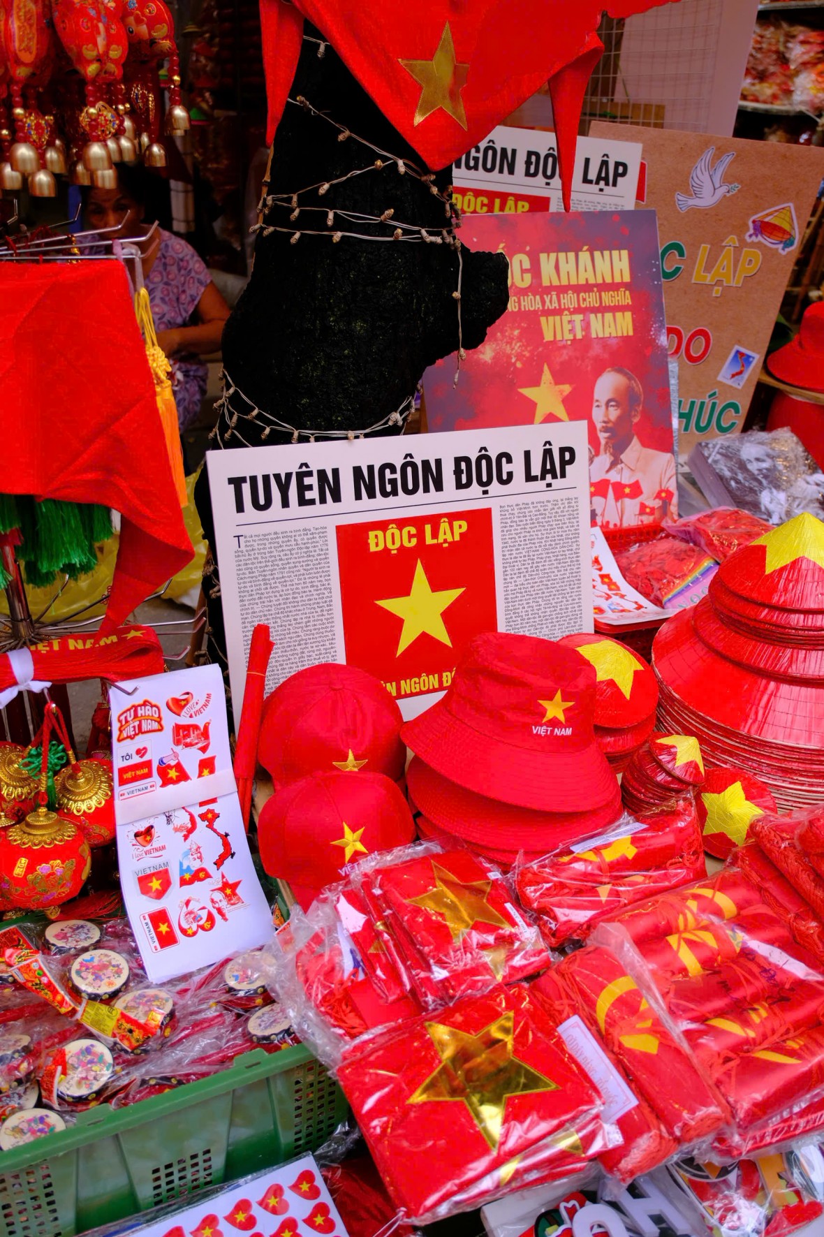 Không khí mừng Quốc khánh 2/9 lan tỏa khắp phố phường Hà Nội Không khí mừng Quốc khánh 2/9 lan tỏa khắp phố phường Hà Nội