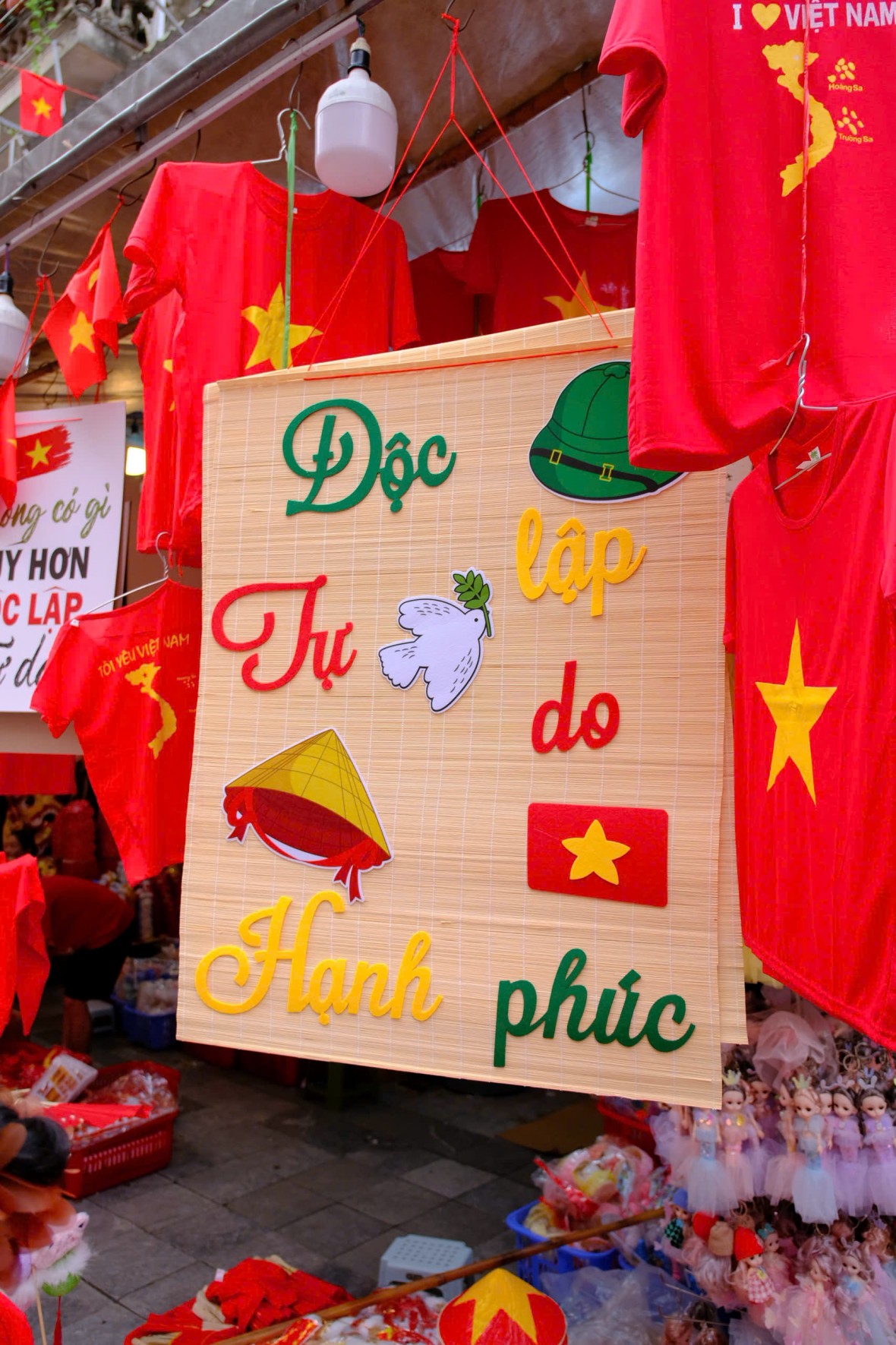 Không khí mừng Quốc khánh 2/9 lan tỏa khắp phố phường Hà Nội Không khí mừng Quốc khánh 2/9 lan tỏa khắp phố phường Hà Nội