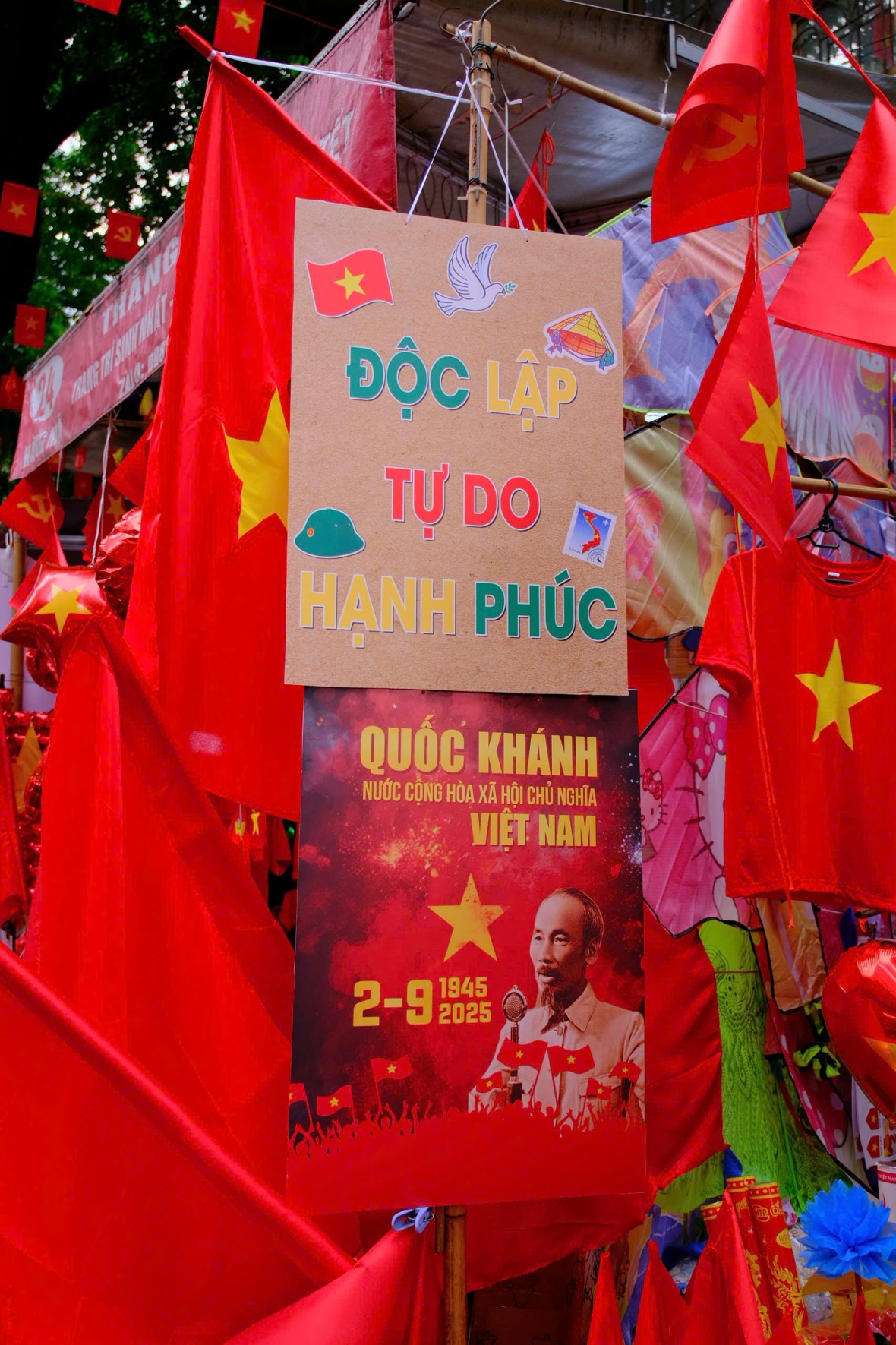 Không khí mừng Quốc khánh 2/9 lan tỏa khắp phố phường Hà Nội Không khí mừng Quốc khánh 2/9 lan tỏa khắp phố phường Hà Nội