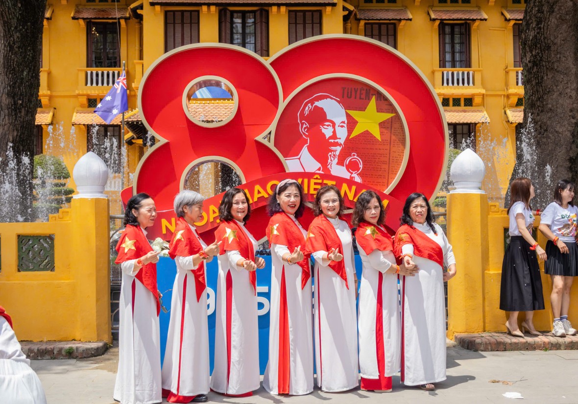 Không khí mừng Quốc khánh 2/9 lan tỏa khắp phố phường Hà Nội Không khí mừng Quốc khánh 2/9 lan tỏa khắp phố phường Hà Nội