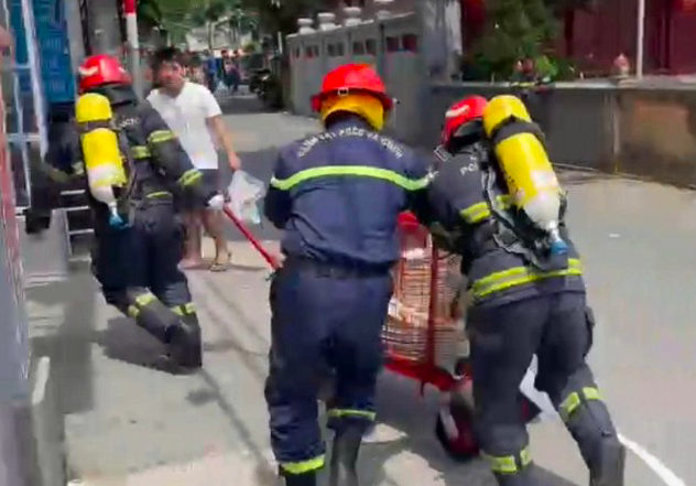 Xe kéo vòi chữa cháy được sử dụng trong một buổi diễn tập giả định. Xe kéo vòi chữa cháy được sử dụng trong một buổi diễn tập giả định.