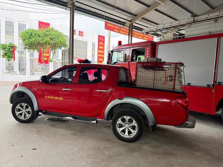 Xe kéo vòi chữa cháy nhỏ gọn đặt trên xe chỉ huy chữa cháy. Xe kéo vòi chữa cháy nhỏ gọn đặt trên xe chỉ huy chữa cháy.