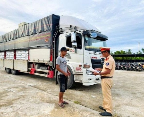 CSGT TP Huế phát hiện xe tải chở gần 30 tấn đường không rõ nguồn gốc (Ảnh: Cục Cảnh sát giao thông)