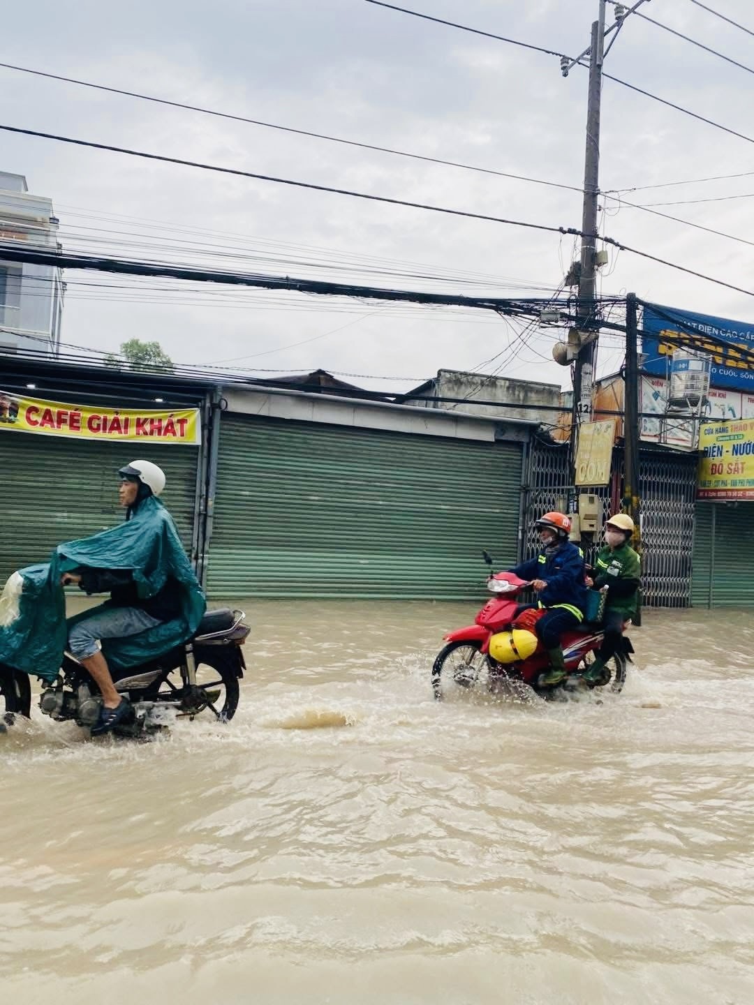 Đồng Nai: Mưa trắng đêm, nhà dân ngập sâu, giao thông tê liệt