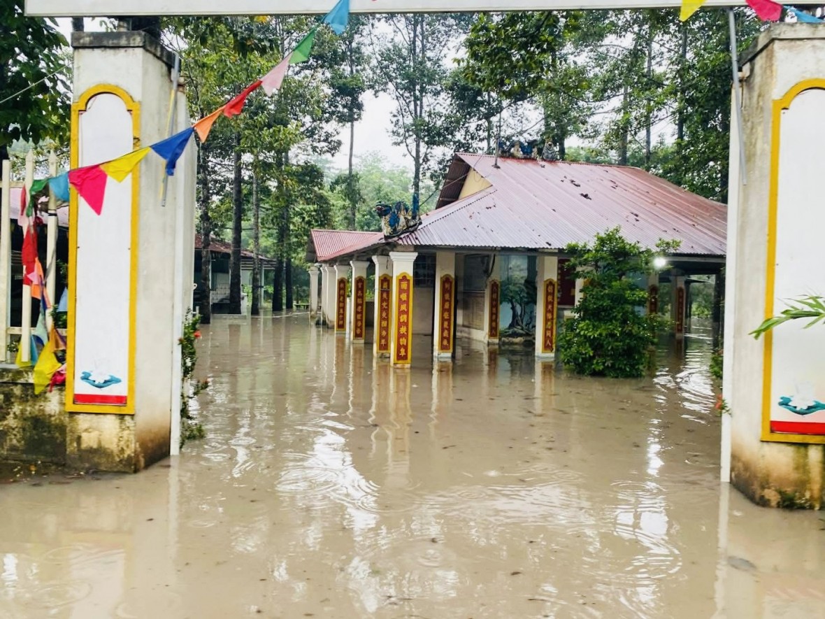 Đồng Nai: Mưa trắng đêm, nhà dân ngập sâu, giao thông tê liệt