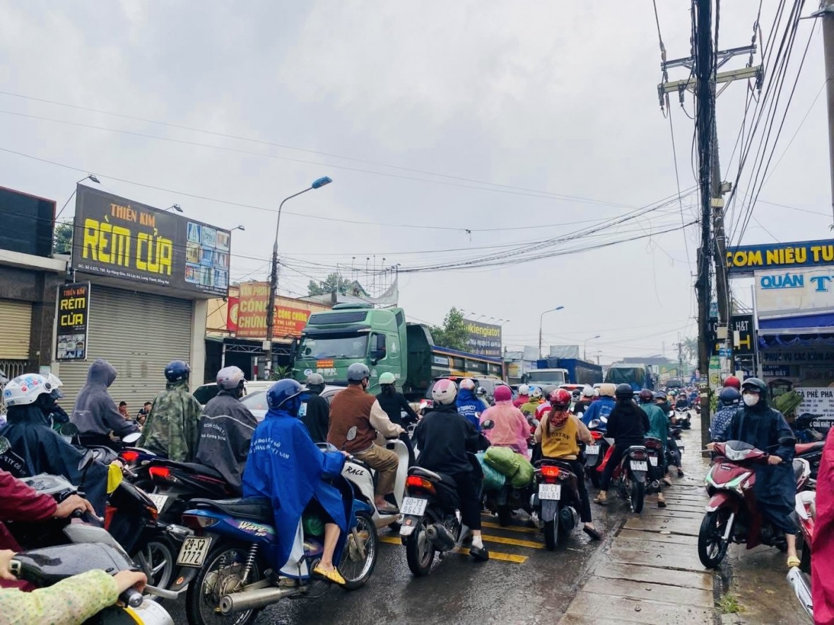 Đồng Nai: Mưa trắng đêm, nhà dân ngập sâu, giao thông tê liệt