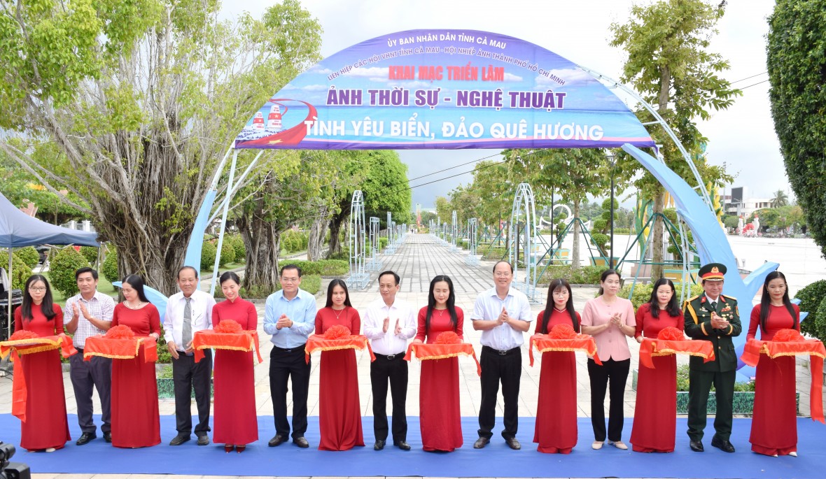 Triển lãm ảnh “Tình yêu biển, đảo quê hương” tại Cà Mau
