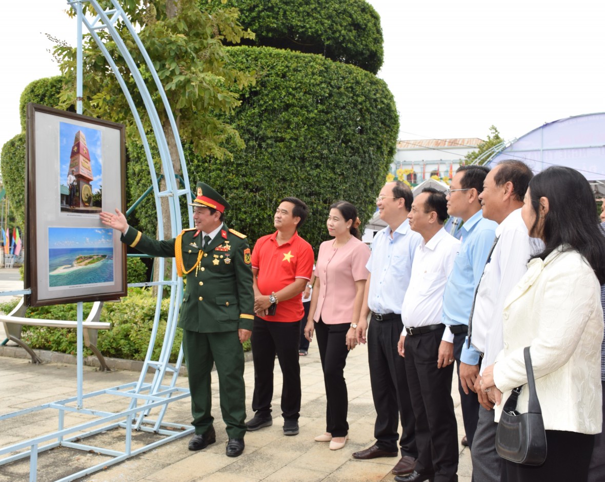Triển lãm ảnh “Tình yêu biển, đảo quê hương” tại Cà Mau