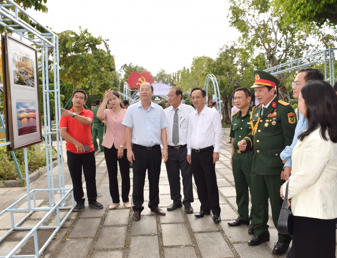 Triển lãm ảnh “Tình yêu biển, đảo quê hương” tại Cà Mau