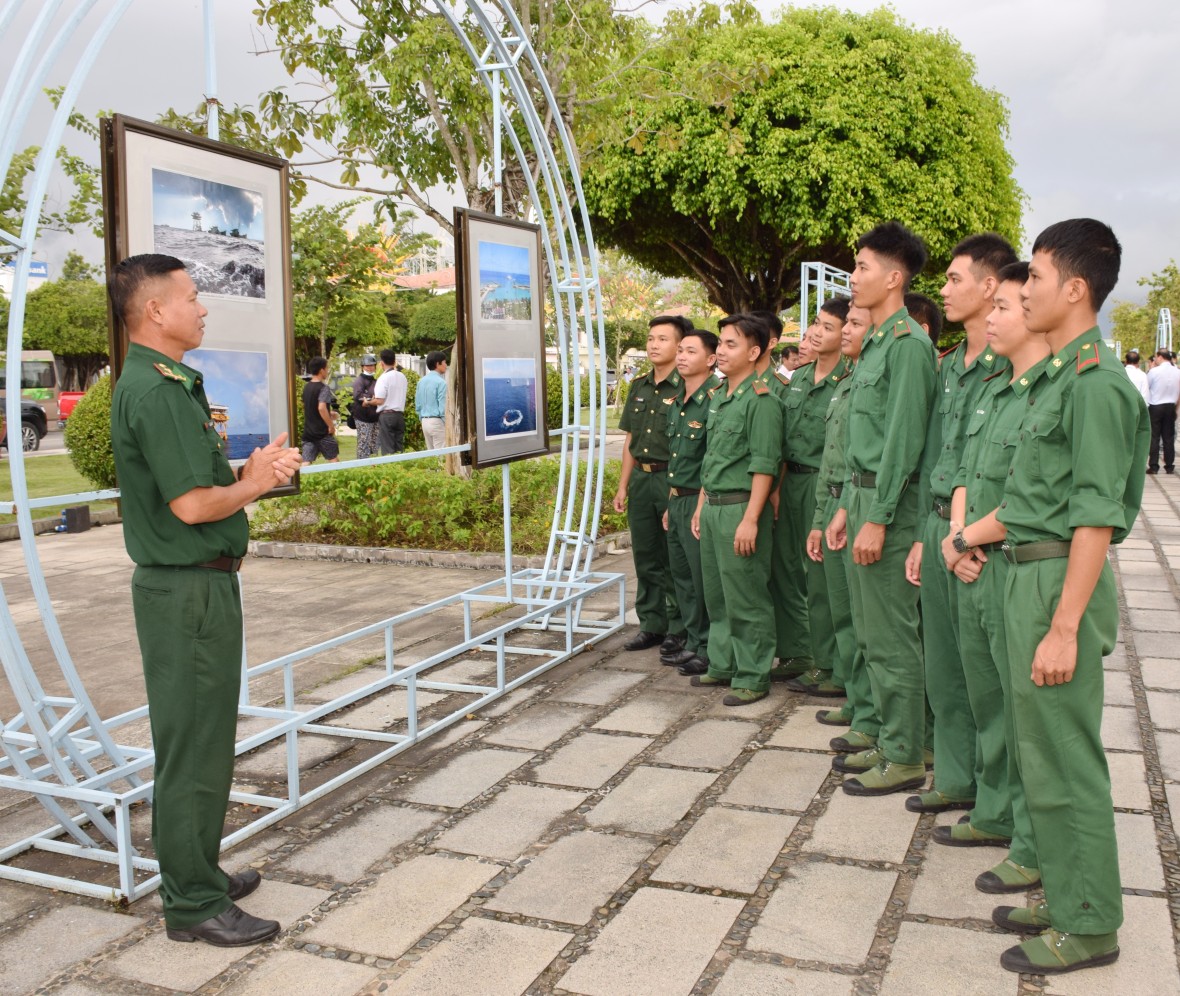 Triển lãm ảnh “Tình yêu biển, đảo quê hương” tại Cà Mau