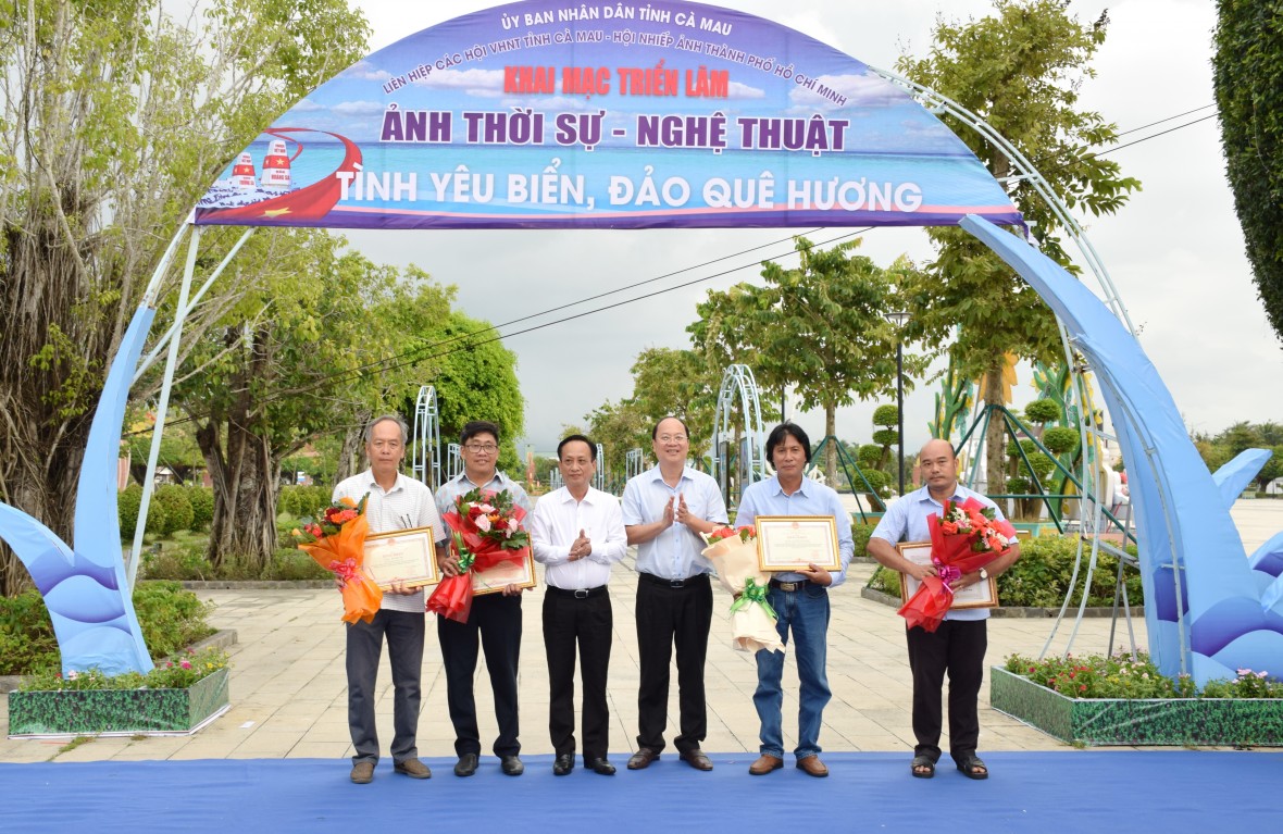 Triển lãm ảnh “Tình yêu biển, đảo quê hương” tại Cà Mau