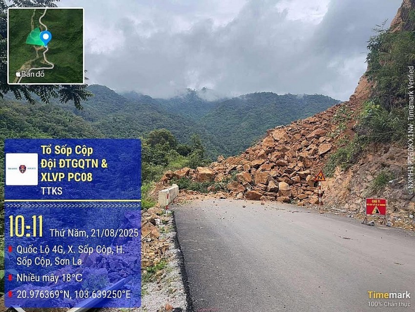 Đất đá sạt lở gây ách tắc cục bộ trên quốc lộ 4G Đất đá sạt lở gây ách tắc cục bộ trên quốc lộ 4G