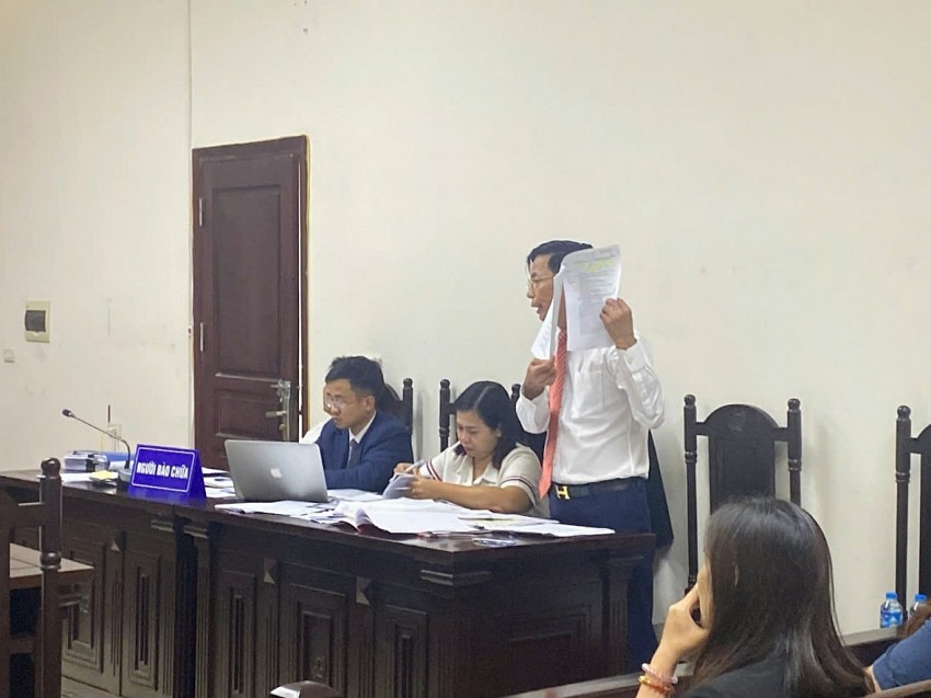 Luật sư Phạm Công Hùng bào chữa cho bị cáo Nguyễn Tất Vân. Luật sư Phạm Công Hùng bào chữa cho bị cáo Nguyễn Tất Vân.