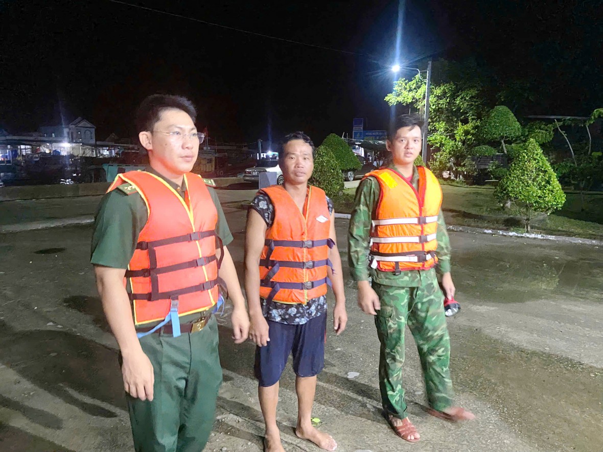 Cà Mau: Kịp thời cứu vớt 2 ngư dân gặp nạn trên biển