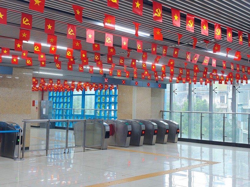 Hàng nghìn người chọn tàu điện trên cao đi xem tổng hợp luyện