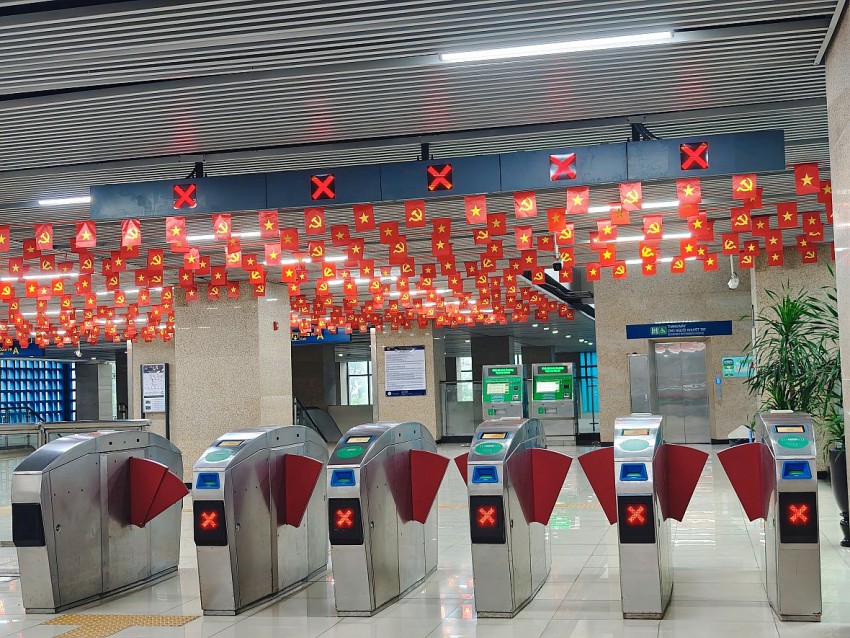 Hàng nghìn người chọn tàu điện trên cao đi xem tổng hợp luyện