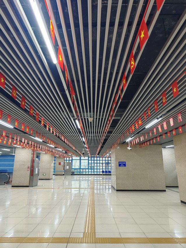 Hàng nghìn người chọn tàu điện trên cao đi xem tổng hợp luyện