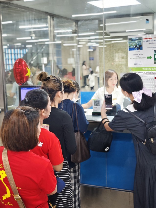 Hàng nghìn người chọn tàu điện trên cao đi xem tổng hợp luyện