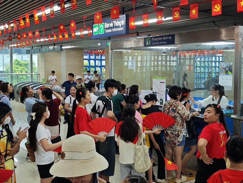 Hàng nghìn người chọn tàu điện trên cao đi xem tổng hợp luyện