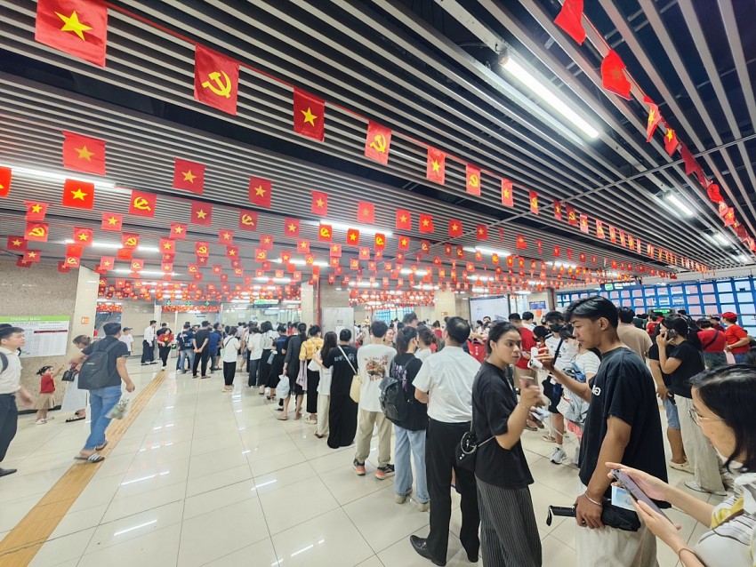 Hàng nghìn người chọn tàu điện trên cao đi xem tổng hợp luyện