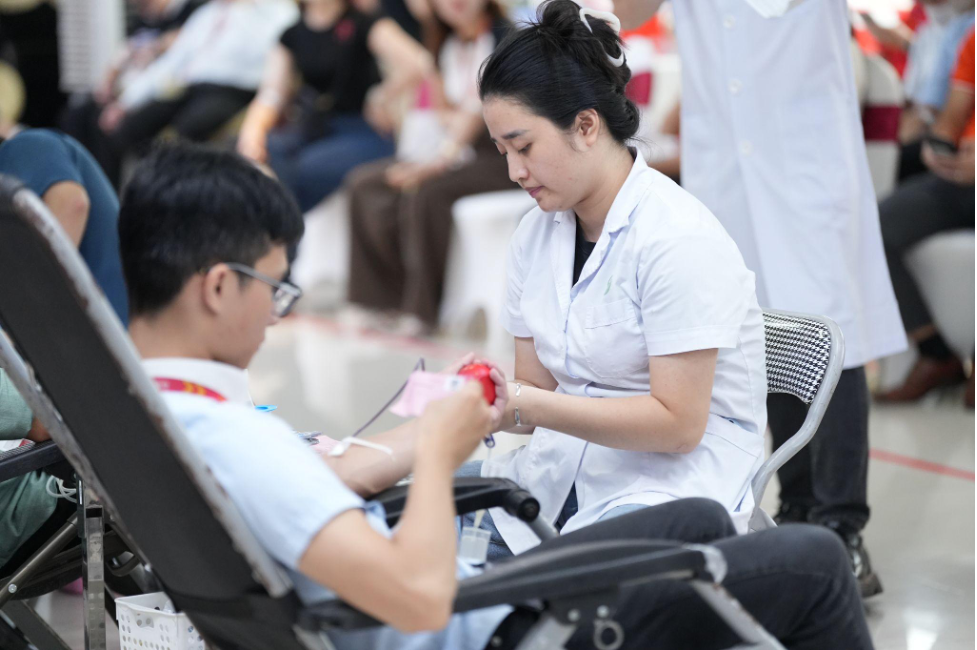 Đội ngũ bác sĩ, nhân viên y tế bệnh viện Việt Đức đồng hành cùng Giọt thương 2025 để đảm bảo an toàn và hiệu quả cho từng đơn vị máu.