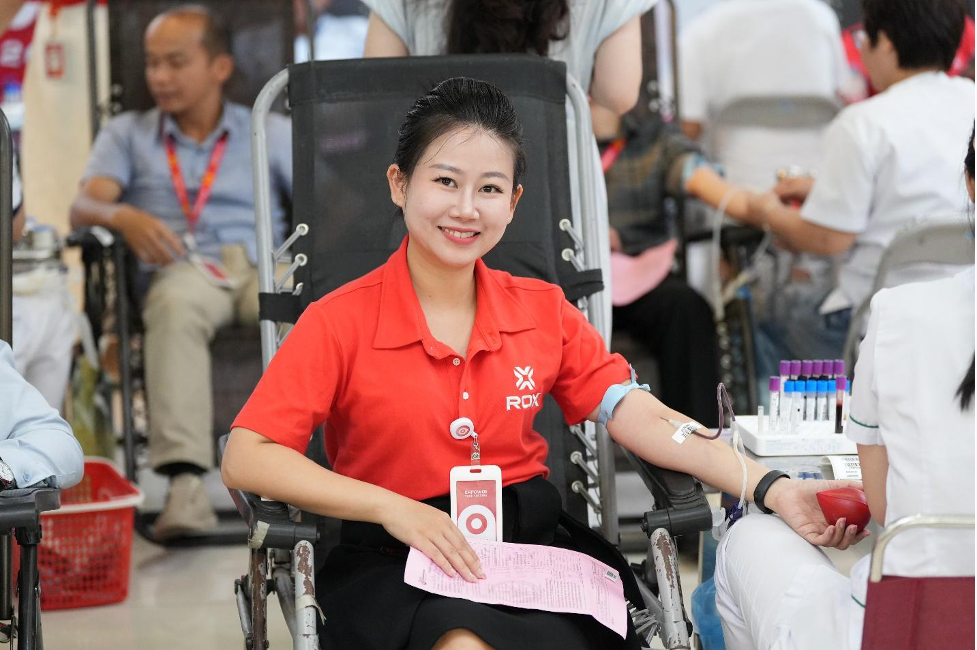 Một cánh tay được đưa ra là rất nhiều yêu thương và hi vọng được gửi trao.