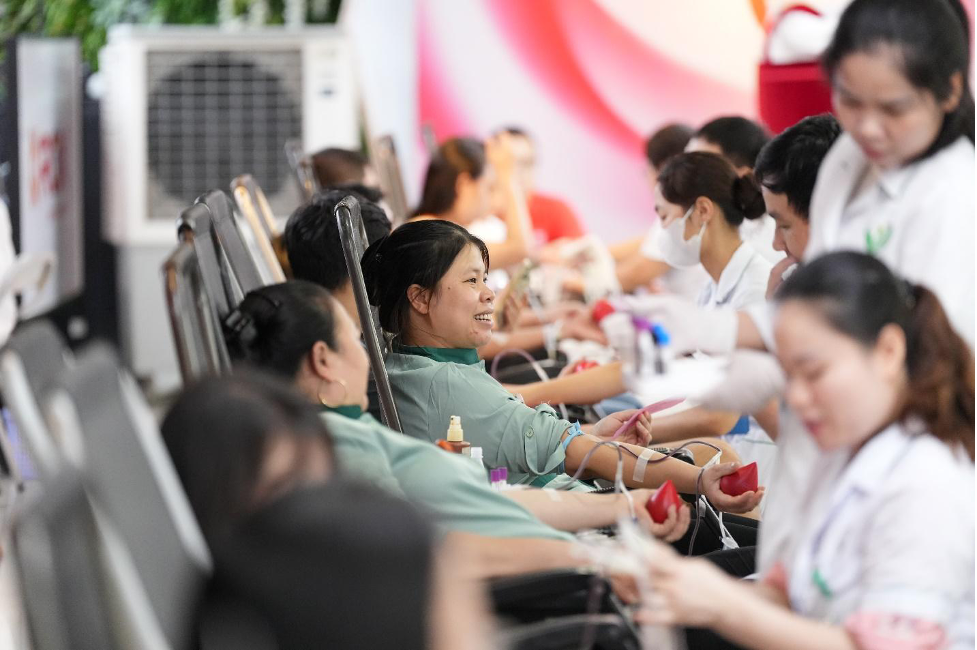 Nụ cười rạng rỡ trên môi người hiến máu, lan tỏa niềm vui và tinh thần sẻ chia.