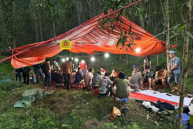 Hiện trường vụ tổ chức đánh bạc, đánh bạc tại thời điểm bắt quả tang. (Ảnh: CAĐN)
