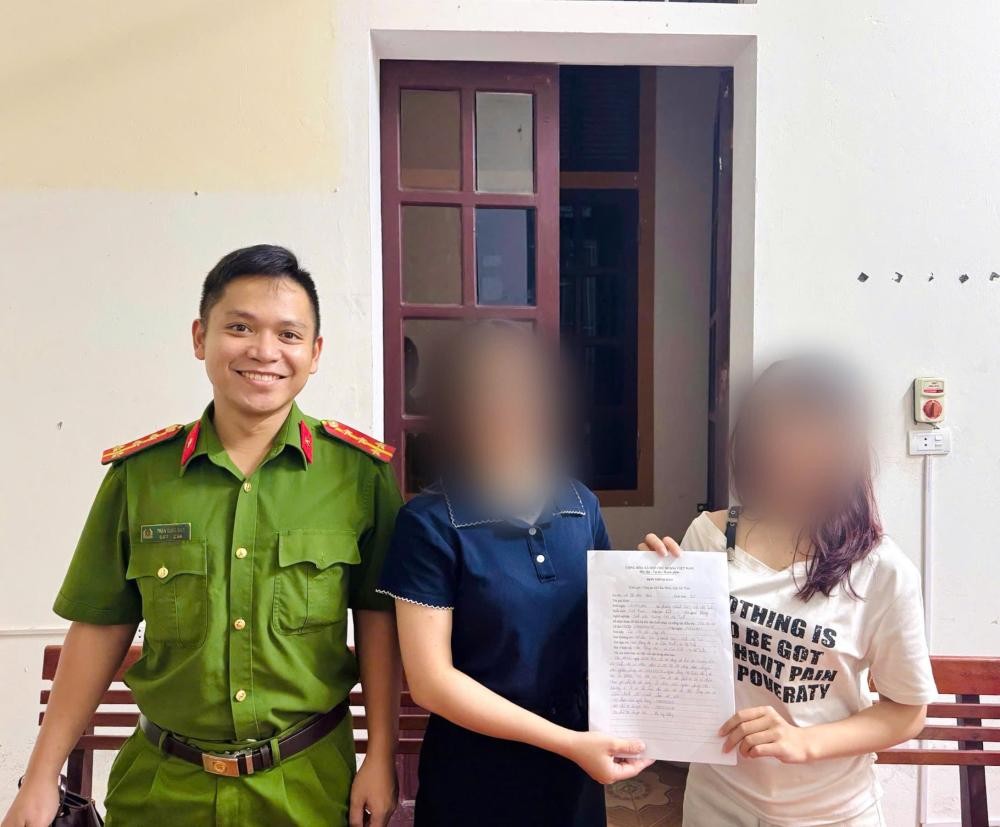 Công an xã Cẩm Bình hỗ trợ trả lại 2 tỷ đồng cho người chuyển nhầm tài khoản.