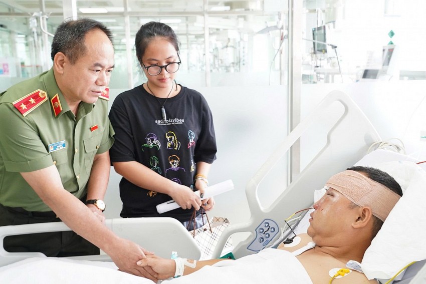 Giám đốc CATP ân cần, hỏi thăm tình hình sức khỏe Đại úy Lê Đình Công.