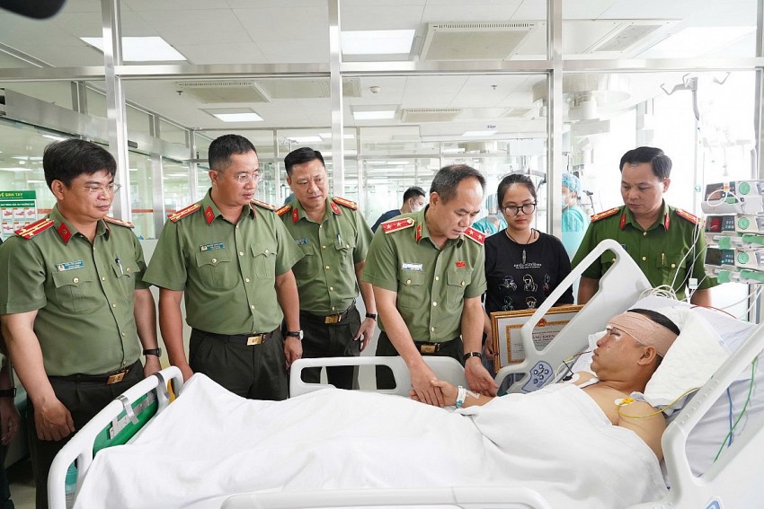 Giám đốc CATP cùng đoàn công tác trao quà, Bằng khen cho Đại úy Lê Đình Công.