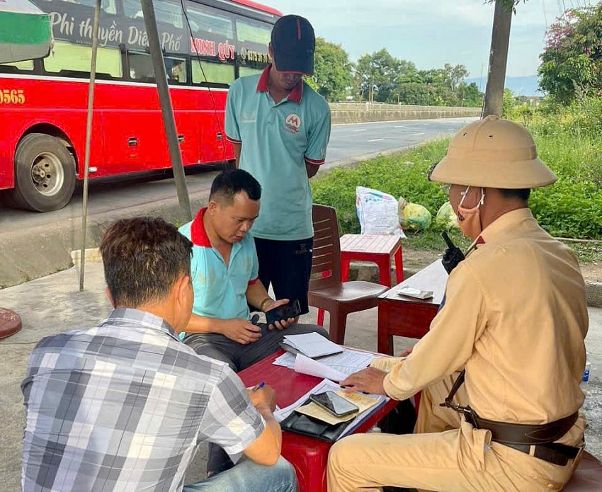 CSGT lập biên bản xử lý trường hợp vi phạm. CSGT lập biên bản xử lý trường hợp vi phạm.